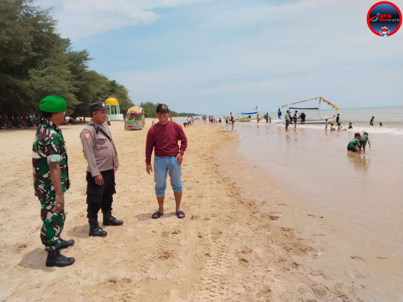 Libur Lebaran, Babinsa Koramil Batang-Batang Amankan Pantai Lombang