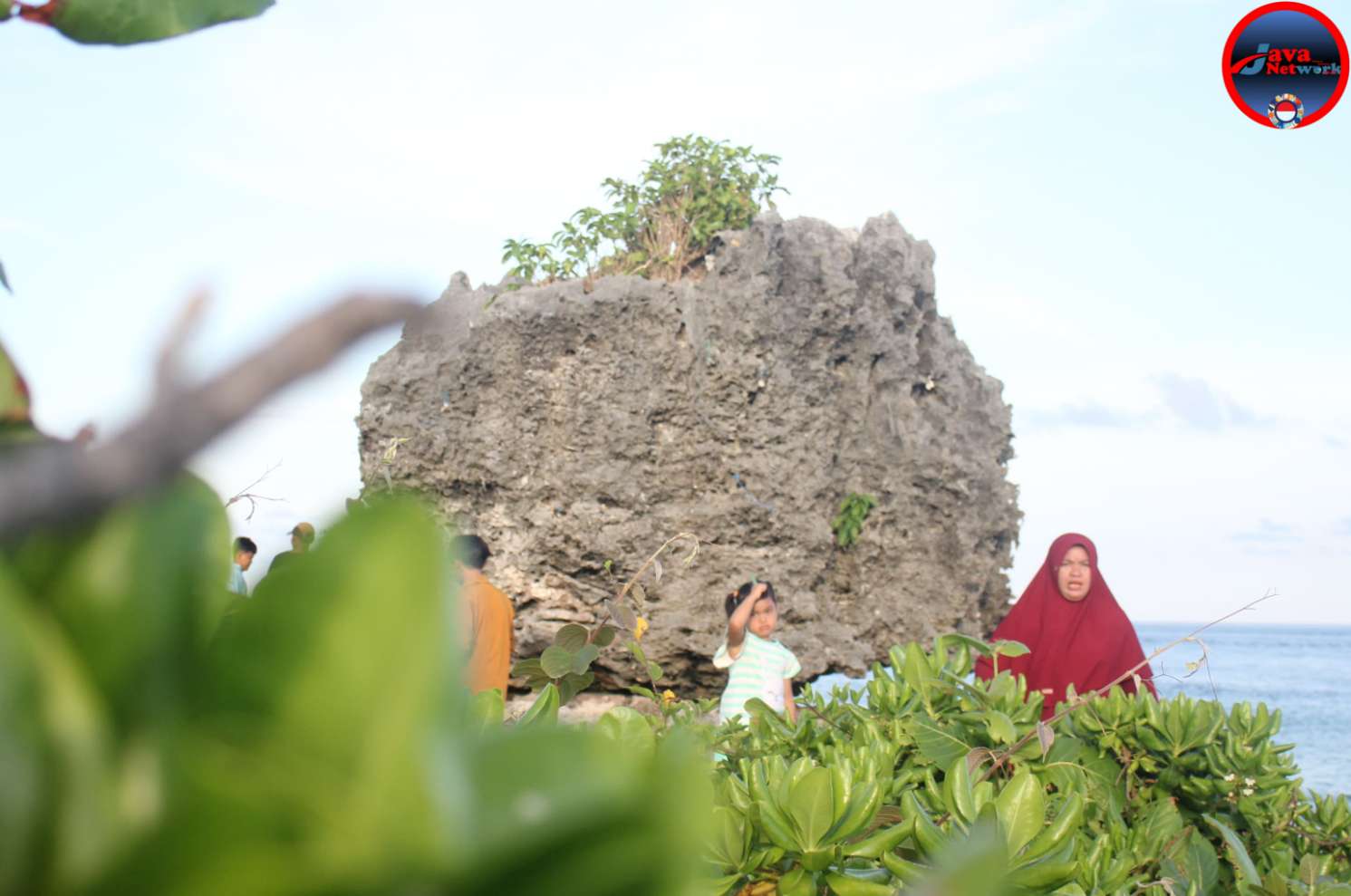 Wisata Batu Makdengkeng di Pulau Sakala: Batu Keramat yang Menyimpan Misteri