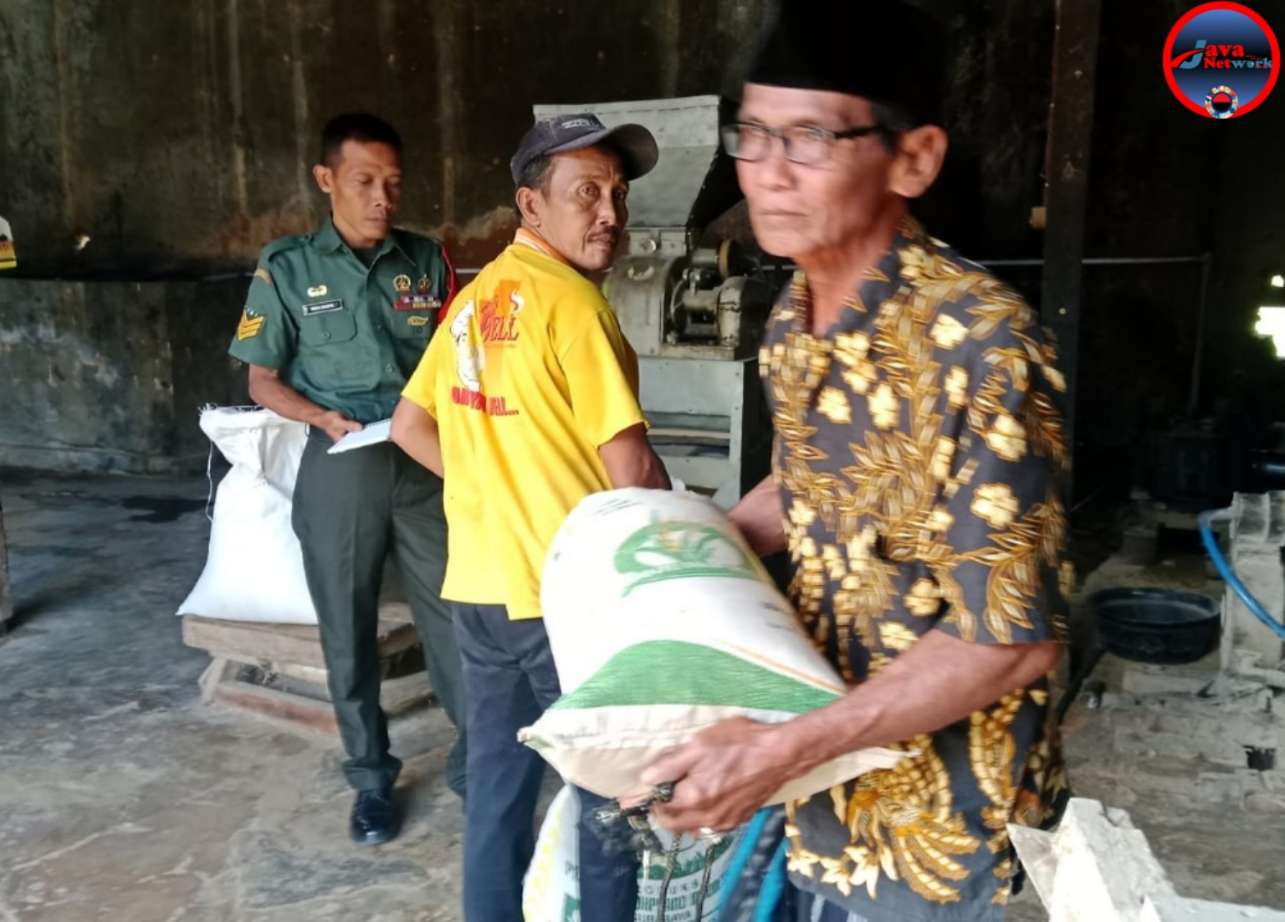 Babinsa Koramil Gapura Cek Stok Beras di Desa Banjar Barat