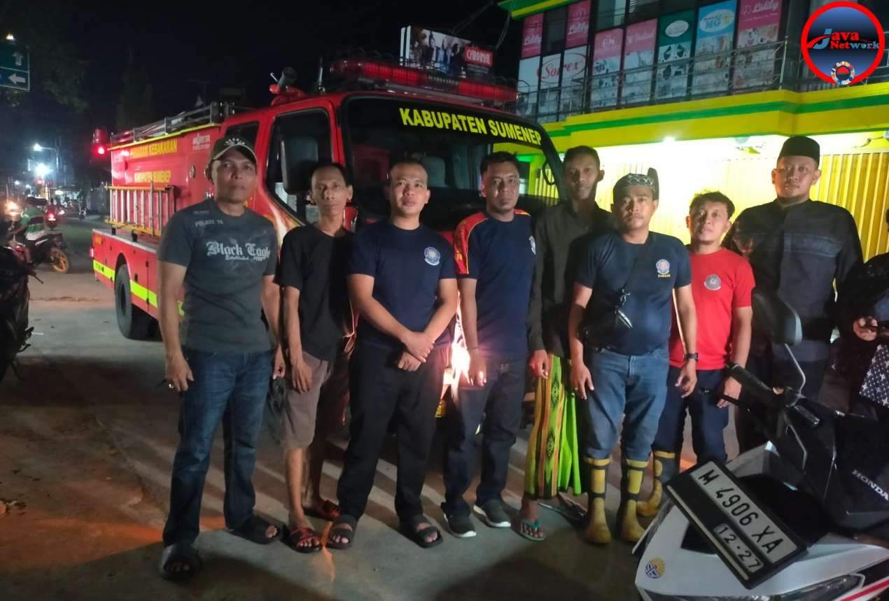 Detik-Detik Petugas Damkar Sumenep Jinakkan Nyala Api di Bangkal Akibat Korsleting Listrik