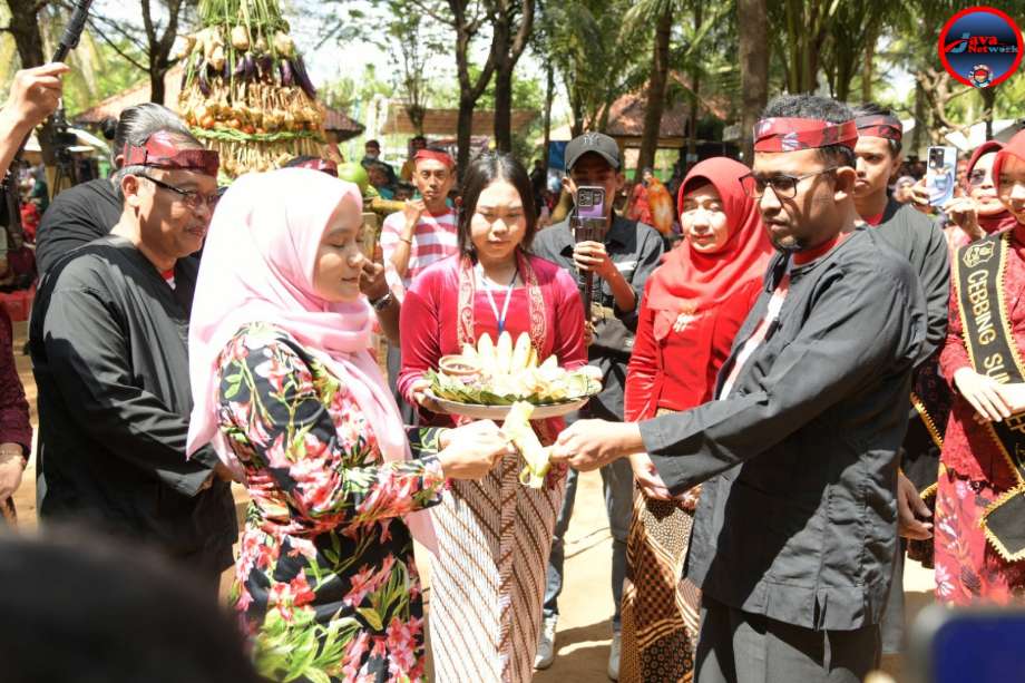 Bupati Sumenep Achmad Fauzi Wongsojudo & Ketua TP PKK Kabupaten Nia Kurnia Fauzi di Acara Festival Ketupat 2025 di Pantai Slopeng, Senin (07/04/2025)