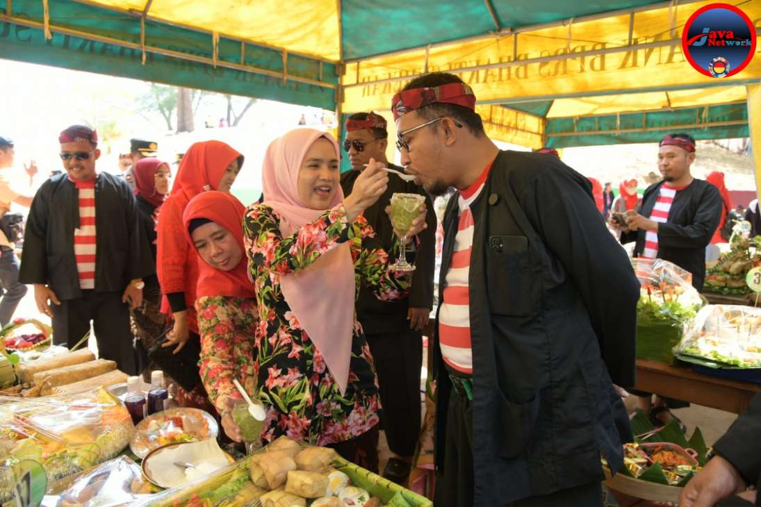 Bupati Sumenep Achmad Fauzi Wongsojudo & Ketua TP PKK Kabupaten Sumenep Nia Kurnia Fauzi di Acara Festival Ketupat 2025 di Pantai Slopeng, Senin (07/04/2025)