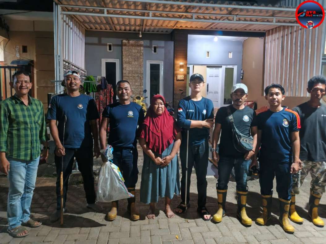 Damkar Sumenep Evakuasi Ular Masuk Kamar Mandi Warga di Kalianget Barat