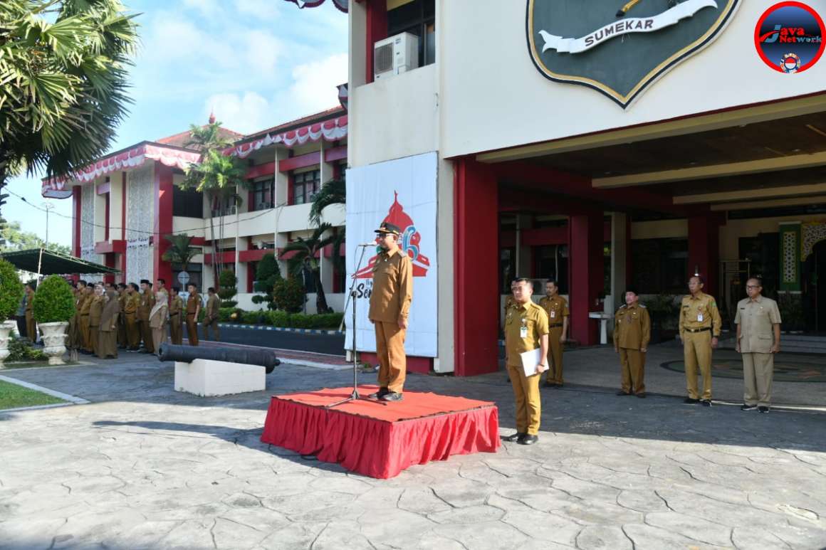 Bupati Sumenep Achmad Fauzi Wongsojudo Saat Pimpin Apel Gabungan Pasca Libur dan Cuti Lebaran 2025 di Halaman Kantor Pemkab Sumenep, Selasa (08/04/2025)