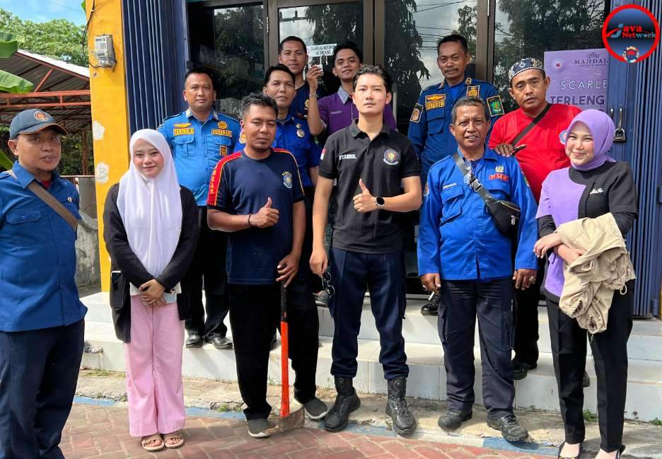 Kunci Patah di Lubang Gembok, Damkar Sumenep Sigap Bantu Buka Toko Mahdaly 2