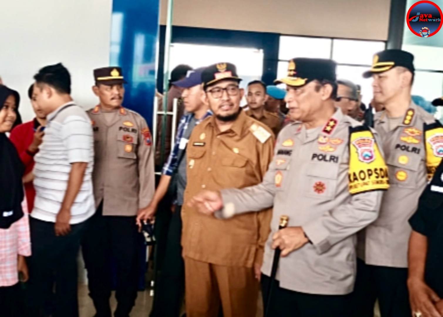 Kapolda Jatim Irjen Pol Nanang Avianto Didampingi Bupati Sumenep Achmad Fauzi Wongsojudo Saat Meninjau Arus Balik di Terminal Arya Wiraraja Sumenep, Selasa (08/04/2025)