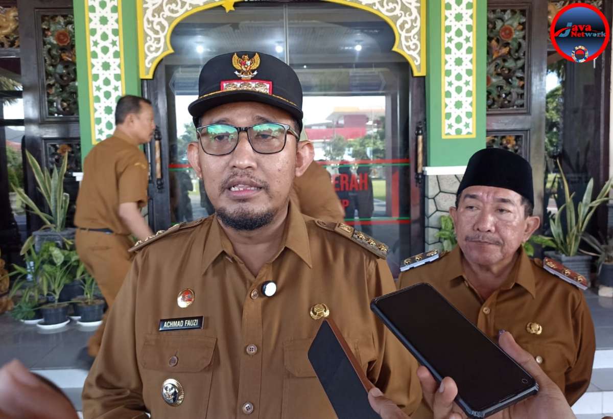 Bupati Sumenep Achmad Fauzi Wongsojudo Didampingi Wakil Bupati KH. Imam Hasyim Saat Diwawancarai Awak Media Di Sela-sela Halal Bihalal di Kantor Pemkab Sumenep, Selasa (08/04/2025)