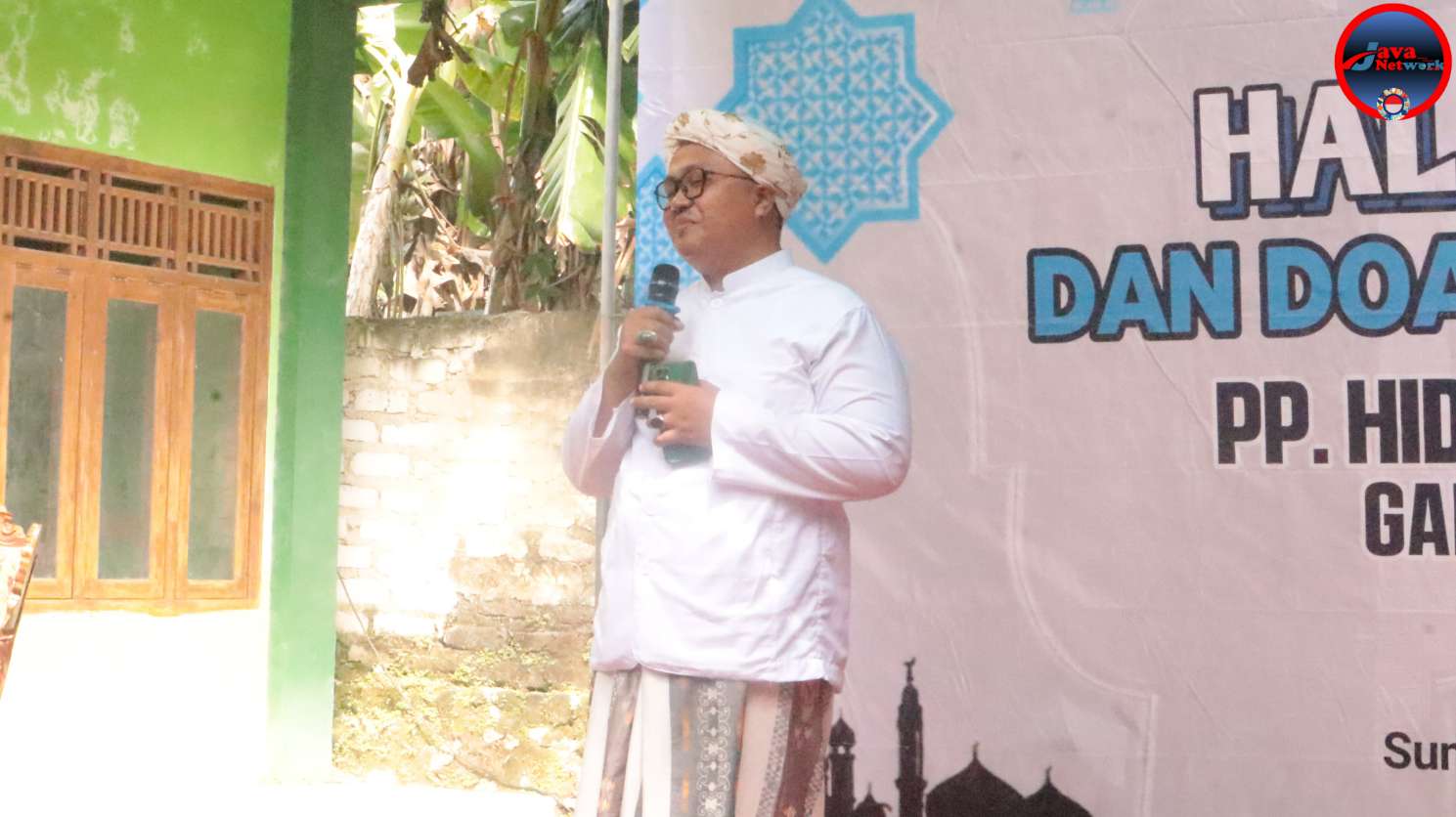 Pengasuh Ponpes Hidayatul Ulum Utara Gadu Barat Kecamatan Ganding KH. R. Achmad Qusyairi Zaini, S.S Saat Memberikan Sambutan Di Acara Halal Bihalal Alumni