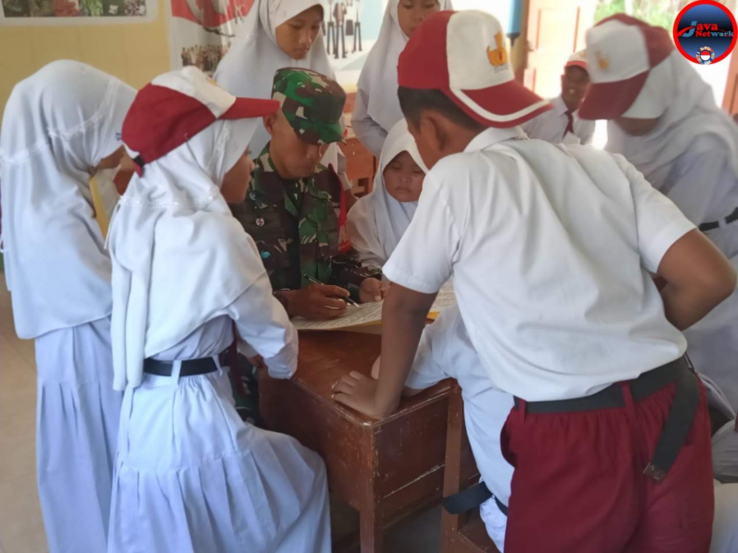 Babinsa Koramil Pragaan Kunjungi SDN 1 AT Dzikir, Pererat Sinergi TNI dan Dunia Pendidikan