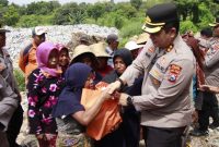 Kapolres Sumenep Gelar Baksos di TPA, Wujudkan Kepedulian Sosial Terhadap Warga Kurang Mampu