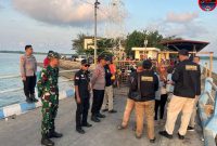 Babinsa Koramil 0827/21 Raas Amankan Kedatangan KM Sumekar di Pelabuhan Brangkas
