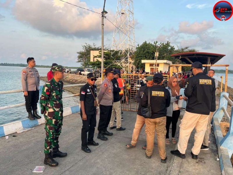 Babinsa Koramil 0827/21 Raas Amankan Kedatangan KM Sumekar di Pelabuhan Brangkas