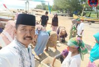 Kades Atnawi Saat Bergotong Royong Bersama Warga Nelayan di Pesisir Pantai Badur Kecamatan Batuputih Kabupaten Sumenep, Sabtu (12/04/2025)