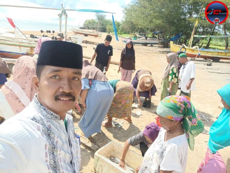 Kades Atnawi Saat Bergotong Royong Bersama Warga Nelayan di Pesisir Pantai Badur Kecamatan Batuputih Kabupaten Sumenep, Sabtu (12/04/2025)
