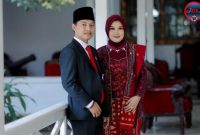 Ketua Fraksi PDI-P DPRD Kabupaten Sumenep Hosnan Abrari Bersama Istri Saat Pelantikan Anggota DPRD Sumenep Periode 2024 - 2029