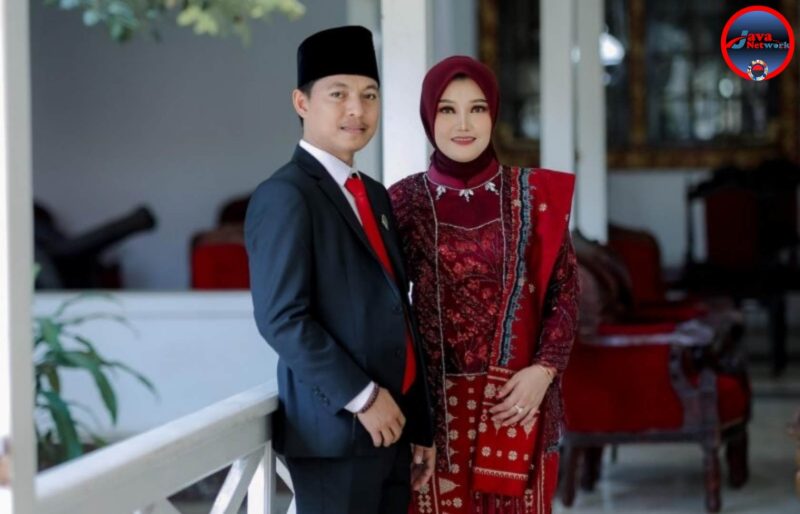 Ketua Fraksi PDI-P DPRD Kabupaten Sumenep Hosnan Abrari Bersama Istri Saat Pelantikan Anggota DPRD Sumenep Periode 2024 - 2029
