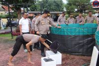 Wujud Nyata Dukungan Ketahanan Pangan, Polres Sumenep Panen Ikan Lele dan Bagikan ke Warga