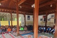 Suasana PLN ULP Sumenep Sosialisasikan Pasang Baru Kolektif dan Keselamatan Ketenagalistrikan di Desa Jennangger Kecamatan Batang-Batang, Senin (14/04/2025)