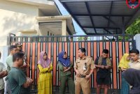 Kepala DKUPP Kabupaten Sumenep Mohammad Ramli Saat Memimpin Langsung Penertiban PKL di Sepanjang Jalan Slamet Riadi Desa Pabian, Senin (14/04/2025)