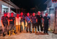 Tim Evakuasi Damkar Sumenep Saat Mengamankan Biawak di Perumahan Gang Sempit Desa Pangarangan, Senin (14/04/2025)