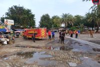 Cegah Risiko Kecelakaan, Damkar Sumenep Siram Lumpur di Pasar Anom Baru