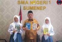 Nafisah Oryza Sativa Kelas XI F 8 Bersama Kepala SMAN 1 Sumenep Rafiudin 