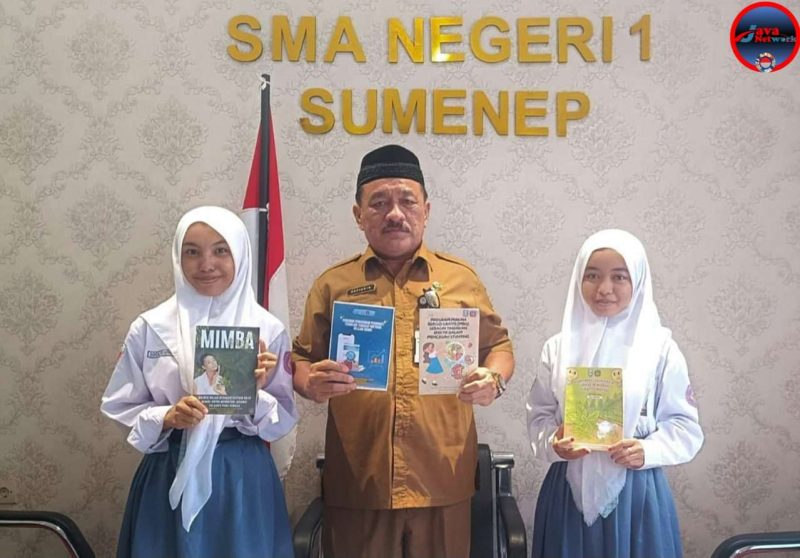 Nafisah Oryza Sativa Kelas XI F 8 Bersama Kepala SMAN 1 Sumenep Rafiudin 