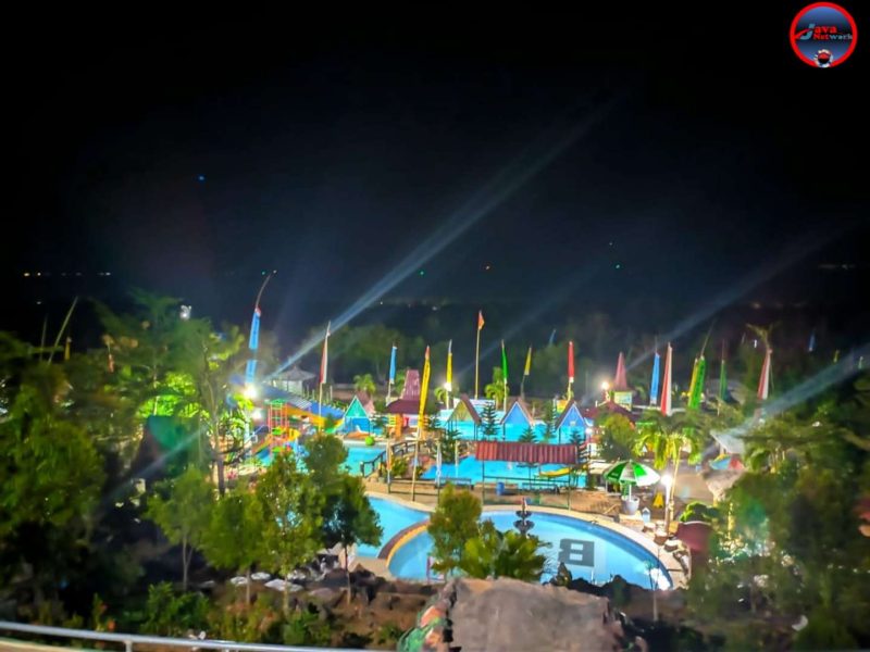 Suasana Panorama Malam Hari Wisata Boekit Tawap Lengleng di Desa Pagar Batu Kecamatan Saronggi 