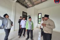 Wabup Sumenep KH. Imam Hasyim Saat Meninjau Pembangunan Puskemas Baru di Giliraje, Minggu (20/04/2024)