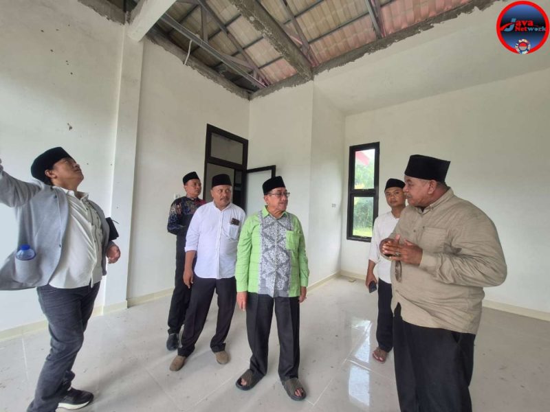 Wabup Sumenep KH. Imam Hasyim Saat Meninjau Pembangunan Puskemas Baru di Giliraje, Minggu (20/04/2024)