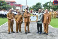 Bupati Sumenep Achmad Fauzi Wongsojudo Didampingi Wabup KH. Imam Hasyim, Sekdakab Edy Rasyadi, Plt Kepala BKPSDM Arif Firmanto Saat Menerima Penghargaan Dari Perwakilan BAKN Jawa Timur di Halaman Kantor Pemkab Sumenep, Senin (21/04/2025)