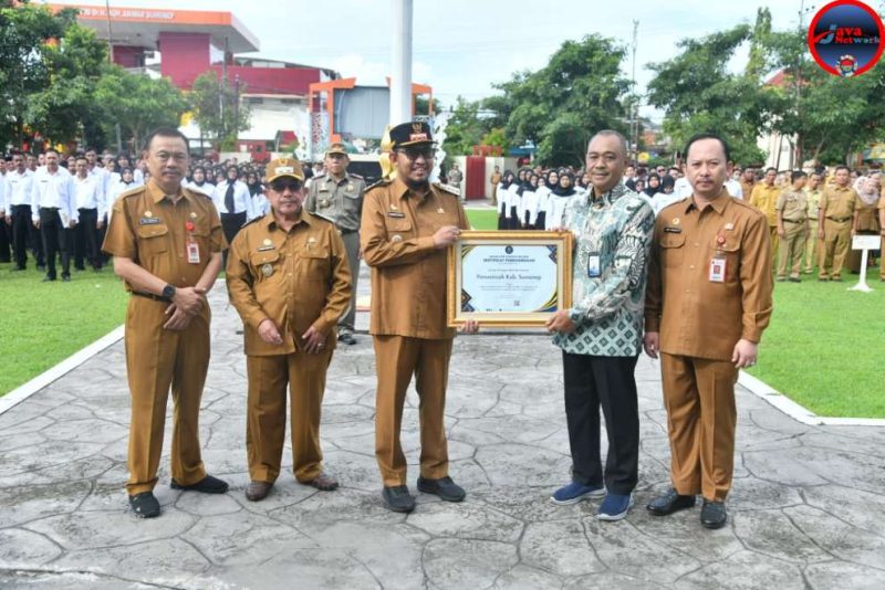 Bupati Sumenep Achmad Fauzi Wongsojudo Didampingi Wabup KH. Imam Hasyim, Sekdakab Edy Rasyadi, Plt Kepala BKPSDM Arif Firmanto Saat Menerima Penghargaan Dari Perwakilan BAKN Jawa Timur di Halaman Kantor Pemkab Sumenep, Senin (21/04/2025)