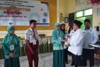 Cetak Generasi Emas Sumenep, Kepala Kemenag Serahkan Penghargaan Kompetisi PAI, Matematika dan IPA di MTsN 2