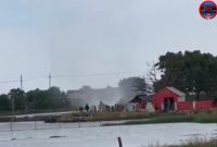 Hasil Tangkapan Layar Angin Puting Beliung Yang Dicoba Dihalau Warga Di Desa Karanganyar Kecamatan Kalianget Kabupaten Sumenep, Senin (21/04/2025)