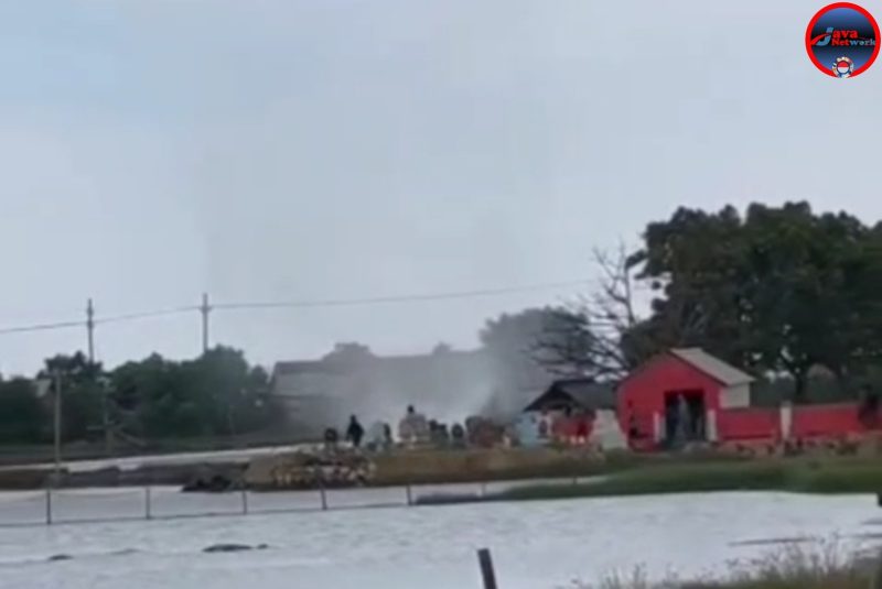 Hasil Tangkapan Layar Angin Puting Beliung Yang Dicoba Dihalau Warga Di Desa Karanganyar Kecamatan Kalianget Kabupaten Sumenep, Senin (21/04/2025)