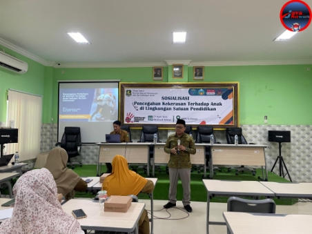 Ketua HIMPSI Sumenep Dr Zamzami Sabiq MPSI Saat Menjadi Narasumber Dalam Mencegah Kekerasan Terhadap Anak Didik Bertempat di MAN Sumenep, Senin (21/04/2025)