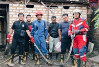 Foto Bersama Tim Damkar Sumenep Usai Menjinakkan Ular di Desa Batuan, Selasa (22/04/2025)