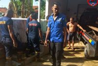 Tim Damkar Sumenep Saat Menyelamatkan Tikus di Sumur Pasar Desa Bangkal 