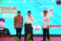Bupati Sumenep Achmad Fauzi Wongsojudo Didampingi Dirut PT Bank Syariah BPRS Bhakti Sumekar Sumenep Hairil Fajar Saat Melaunching BBS di Pendopo Agung Keraton Sumenep, Rabu (23/04/2025)