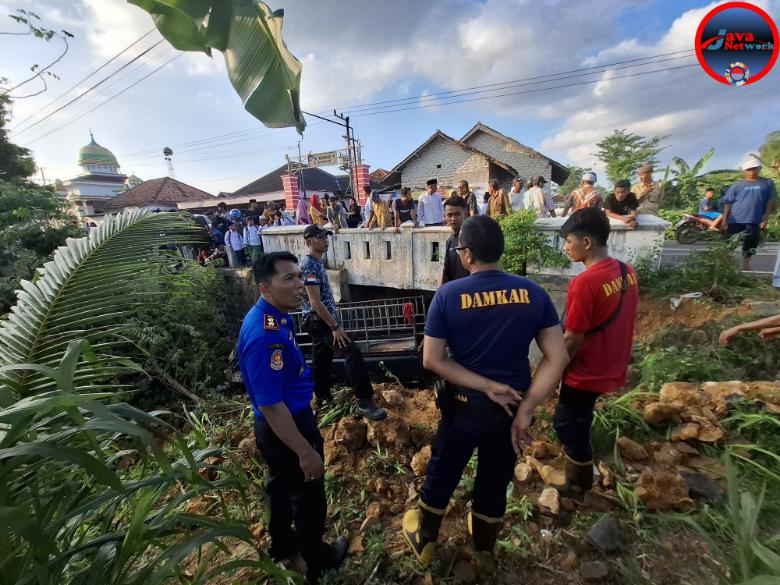 Kabid Damkar Satpol PP Sumenep Sugiyanto Saat Memimpin Langsung Evakuasi Pickup Yang Jatuh Ke Jurang Di Kecamatan Saronggi, Rabu (23/04/2025)