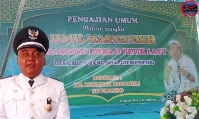 Kades Bringsang Ahmad Muzakki Dengan Latar Belakang Dekorasi Pengajian Dalam Acara Petik Laut dan Haul Guru Ngaji, Jum'at (25/04/2025)