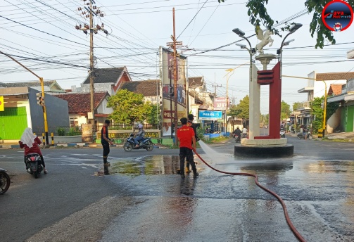 Tumpahan Solar Gegerkan Perempatan Tugu Kuda, Ini Aksi Sigap Petugas Damkar Sumenep