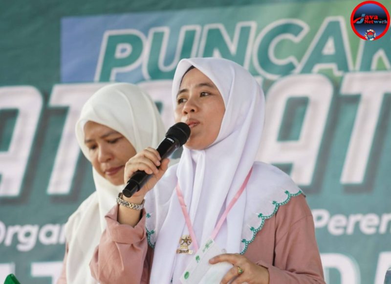 Ketua Fatayat NU Kabupaten Sumenep Dina Kamilia Saat Memberikan Sambutan di Acara Harlah ke75 Fatayat NU