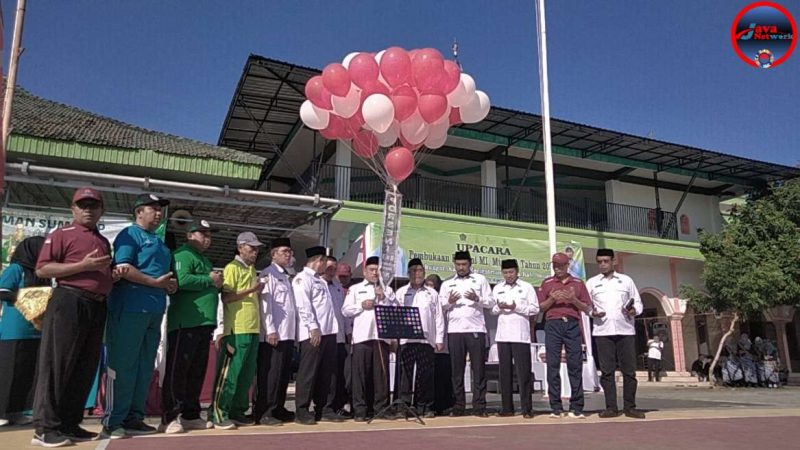 Kepala Kemenag Sumenep Abdul Wasid Saat Melepas Balon Ke Udara Tanda Dibukanya PORSEMI 