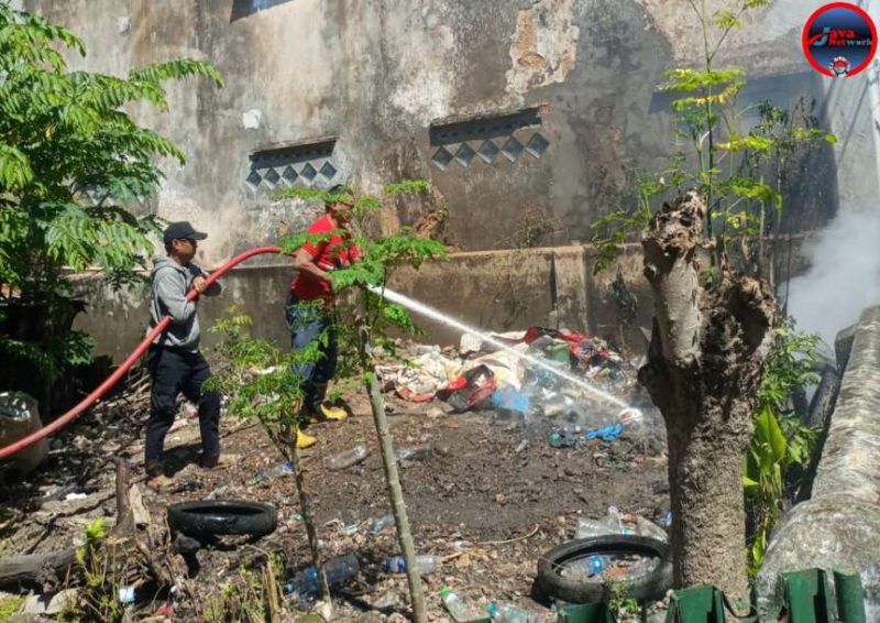 Saat Tim Damkar Sumenep Memadamkan Kobaran Api Di Tumpukan Sampah di Kelurahan Pajagalan, Selasa (29/04/2025)