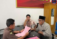 Kades Arsan Saat Diperiksa oleh JPU Kejari Sumenep, Rabu (30/04/2025)