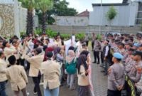 Suasana Pengawalan Aksi Damai BEM KM STKIP PGRI oleh Polres Sumenep di Kantor DPRD, Jum'at (09/10/2025)