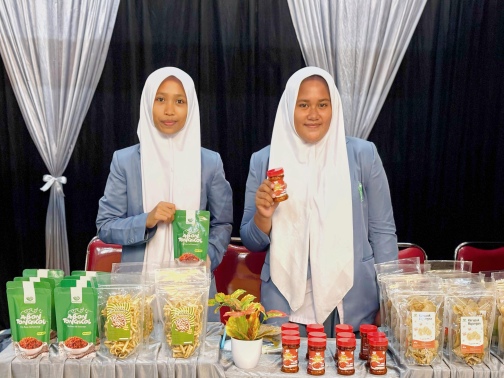 Produk Olahan Ikan SMK Nasyrul Ulum Curi Perhatian di Pameran SMK Swasta Sumenep