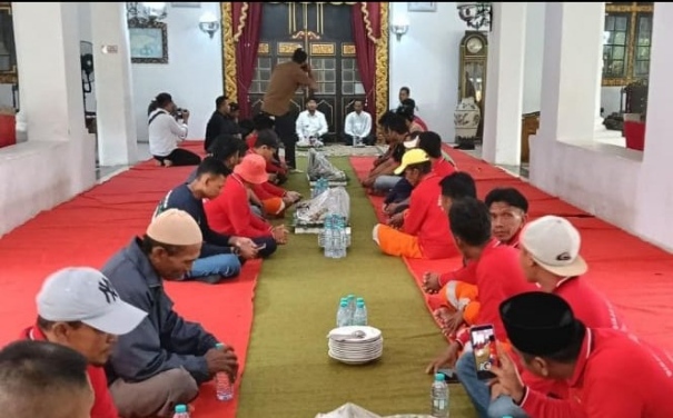 Suasana Ulang Tahun Bupati Sumenep Achmad Fauzi Wongsojudo Bersama Pasukan Kuning DLH di Pendopo Agung Keraton Sumenep, Rabu (21/05/2025)