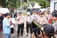 Suasana Pengamanan Personel Polres Sumenep di Kantor Kejaksaan Negeri Sumenep, Kamis (22/05/2025)